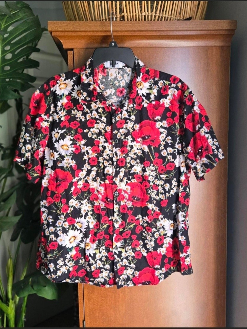 Casual Short-Sleeve Floral Button-Down Shirt — Black with Red & White Floral